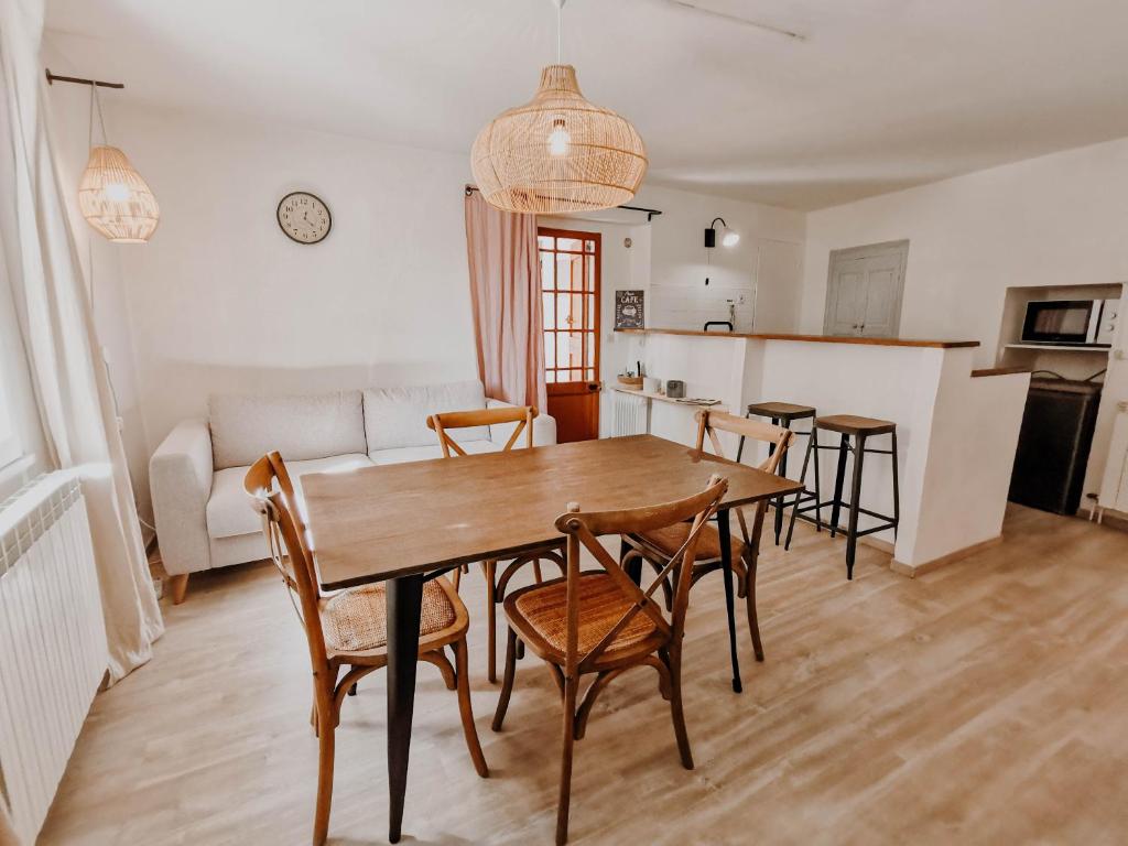 Salon avec cuisine équipée, canapé-lit, à Oppedette dans le Luberon en Provence