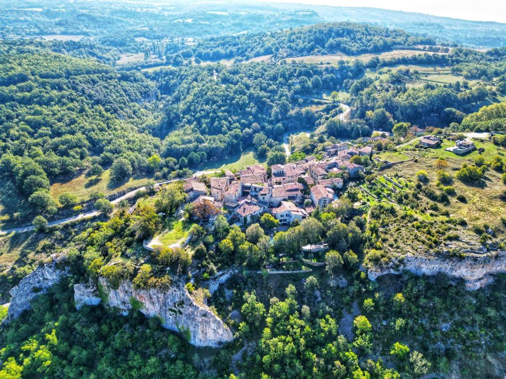 Vue drône du village d'Oppedette, maisons en pierre, nature