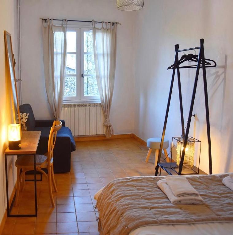 Chambre confortable avec lit double dans le Luberon en Provence