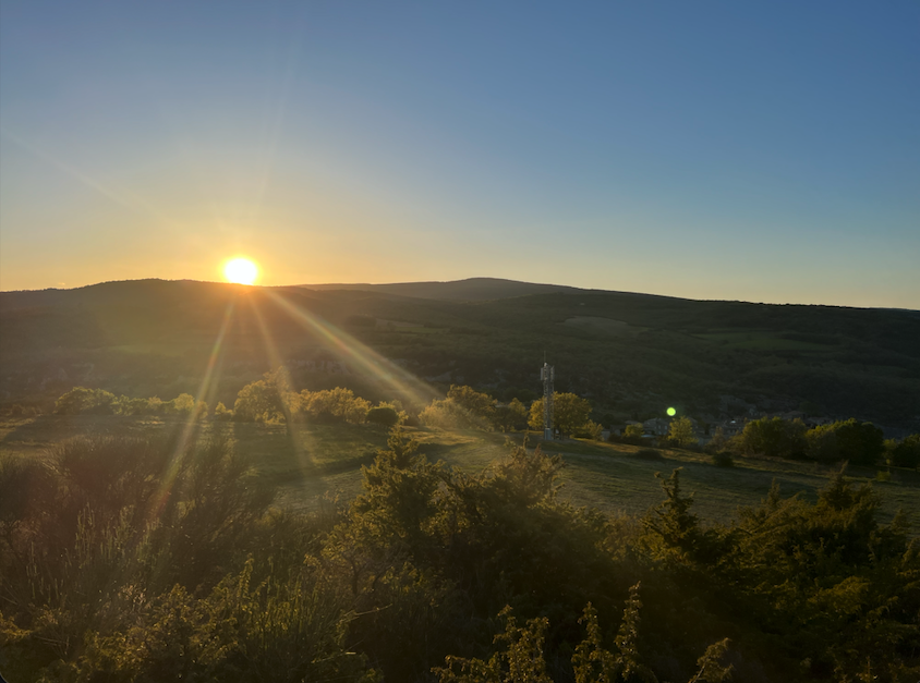 Coucher de soleil à Oppedette dans le Luberon